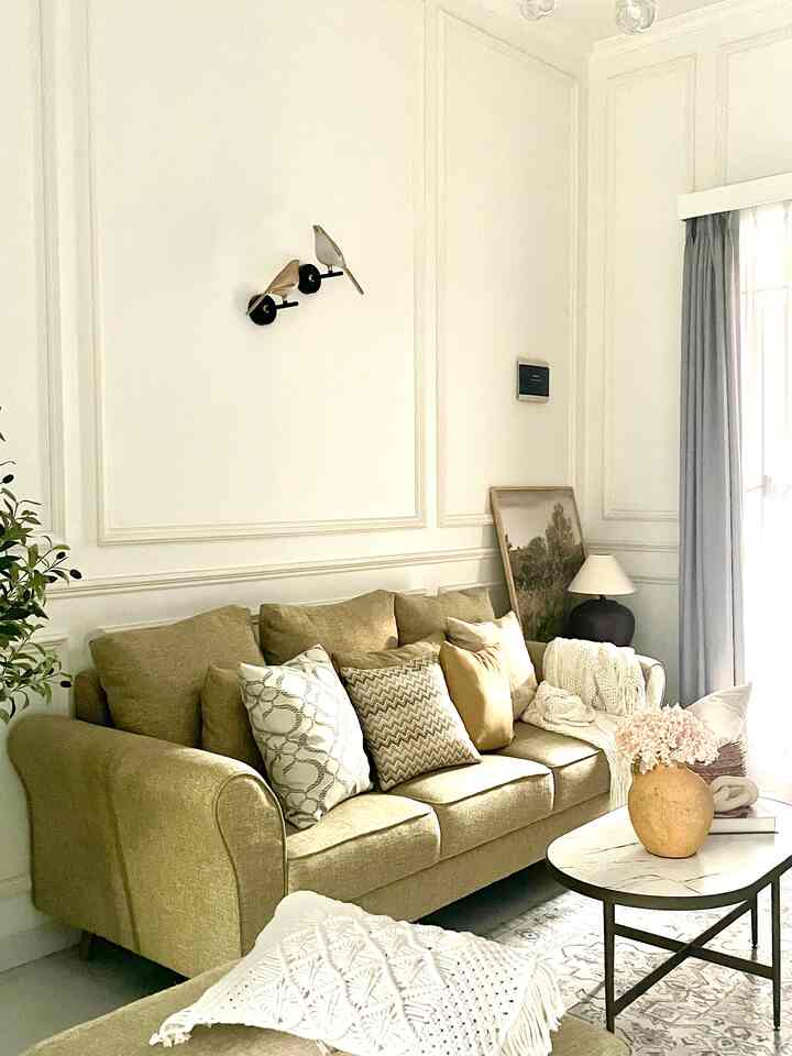 Hai, ini ruang tamu dari sisi lain, aku coba ubah layout penempatan dekorasi. Untuk meja aku dekor dengan vas bunga nuansa vintage berwarna yellow untuk membuat ruangan look fresh dan hiasan lainnya agar tidak terlihat kosong.

#ruangtamu #homeinspo #homedecor #dekorrumah #homedekor #homestudio #sewarumahstudiojakarta #sewarumahstudio #dekorstudio #photoshoot #rumahshootingjakarta #rumahshooting #rumahcantik #rumahtropis #rumahclassicmodern #rumahvintagemodern #rumahvintage #carport #taman #homestudiojakarta #rumahshooting #rumahmodern #homedecor #sewarumahstudio
#americanclassicmodern #minimalist #classicvintage #homedecorinspo #roomdecorinspo #aesthetichomedecor 