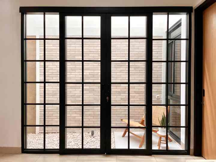 Taman kering mini di belakang rumah. 

Bata expose bergradasi putih-abu ini bawaan dari rumah sebelum di renov dan sengaja aku pertahankan untuk dijadikan taman belakang karna agak susah didapatkan kembali dengan model, bahan dan warna seperti ini. Dipadukan juga dengan batu coral putih dan lantai motif terazzo putih yang senada.

#tamanbelakang
#rumah.alel
#idedekorasi