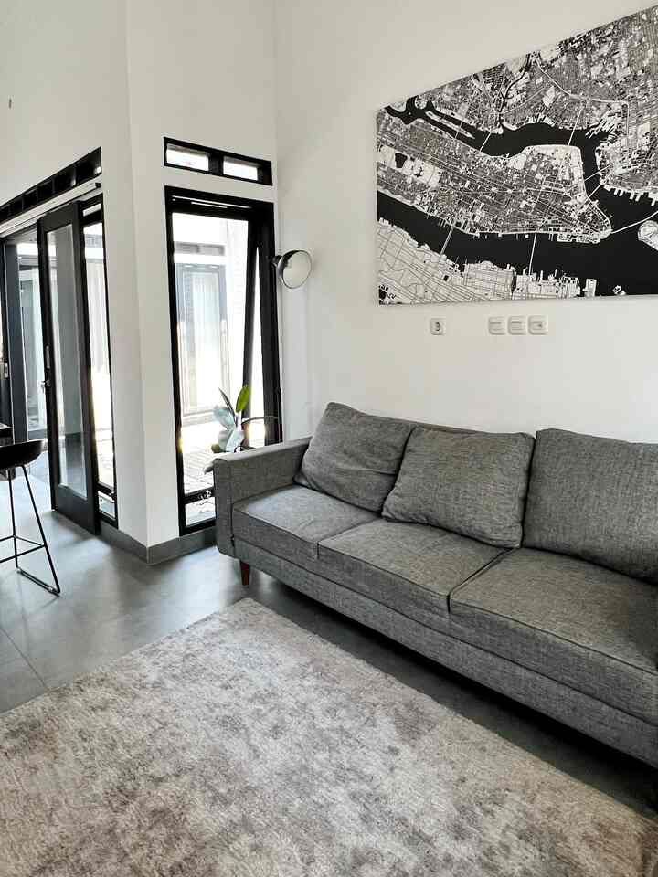 Untuk mempercantik ruang keluarga, kami menambahkan walldecor berupa gambar dengan ukuran 140x100. Dengan adanya decorative walls ini rumah kami semakin hidup dan semakin mempertegas style dari rumah ini yakni rumah bergaya industrial. Selain sebagai dekorasi, gambar ini juga berguna untuk menutupi box mcb yang ada didinding. Kami mendapatkan gambar ini di IKEA bagian As-Is, hanya dengan harga gambar Rp.100.000 dan biaya pemasangan bingkai Rp.180.000, dapat menghasilkan walldecor sebagai pengisi dinding yang kosong. 

#decorativeitems #homestyling #roomstyling #homedecor #roomdecor #minimalis #rumahmungil #americanstyles #rumahgayaamerica #ruangtamu #livingroom #rumahindustrial #homedecorinspo #roomdecorinspo #aesthetichomedecor #bandung  #monochromehome #monochrome #45m2 #desaininteriorrumah #desaininterior #interiorrumah #interiormodern #homedecor #homedecorenthusiast #aesthetic #aesthetichomedecor #dekorasirumah 