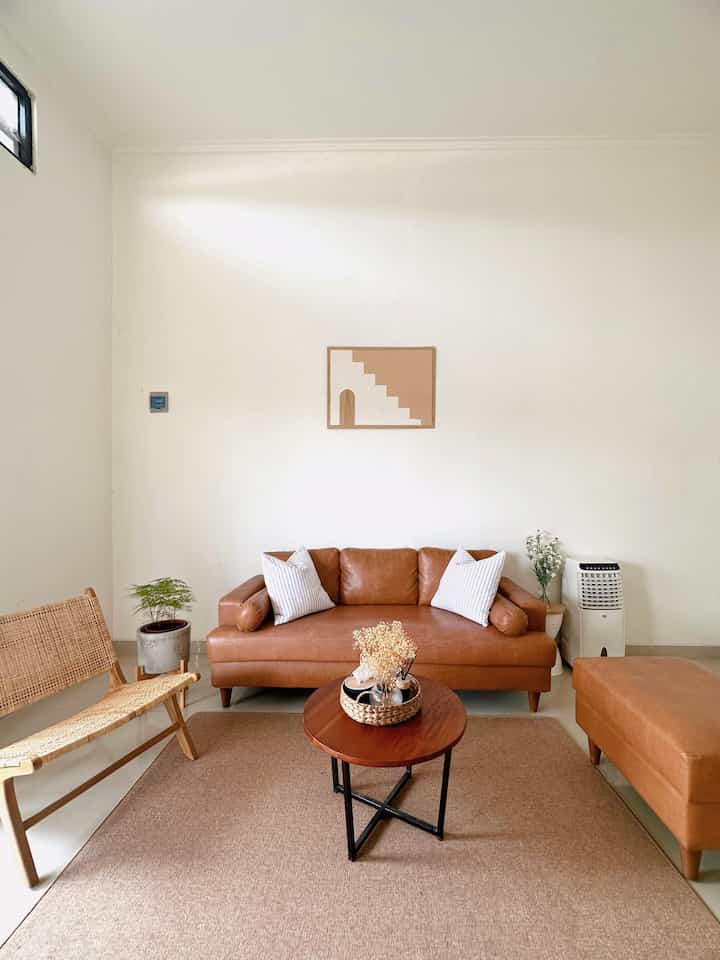 Living room styling 💕

Living room sederhana ini begitu minimalis, dekorasi yang kami pilih kebanyakan hasil belanja online dan beberapa merupakan barang lungsuran. Aku styling ruangan ini hasil inspirasi dari teman-teman home decor di OHouse, Instagram maupun Pinterest.
Meskipun low budget, dekorasi akan cantik jika distyling dengan tepat. Di sini aku gunakan warna-warna netral dan natural, agar lebih hangat. 

#FancyBudgetMinim #LowEffortFancy #SpillDecorLowBudget