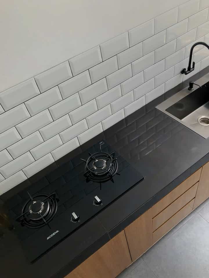 Dapur dengan sentuhan industrial yang menggunakan hpl motif raw wood, sanitary dan top table hitam. Pemilihan warna backsplash dan cat tembok putih supaya terkesan clean✨

#kitchen #industrialdesign #kitcheninspiration #carlofiotini #taco #nordhois