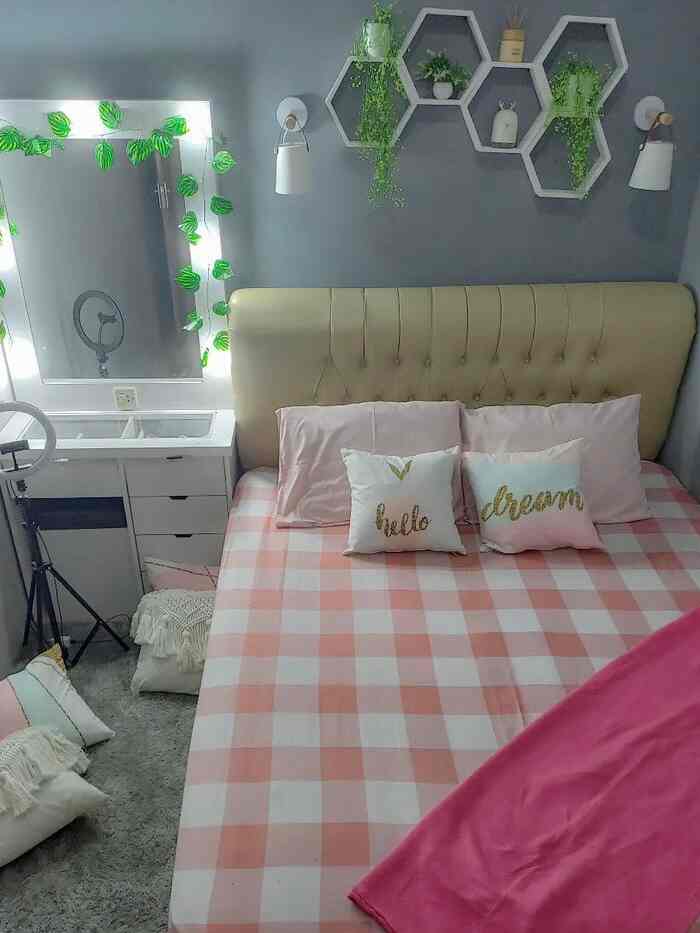 Bicara tentang warna, kamar merupakan salah satu ruangan yang tema warnanya sering berubah ubah nih. Bukan karena warna cat atau furnitureny, tapi karena sprei! Yups, dengan mengganti warna & motif sprei bisa membuat vibes kamar berubah ya 🤗


#bedroom #kamartidur #kintakun #sprei #vanitymirror