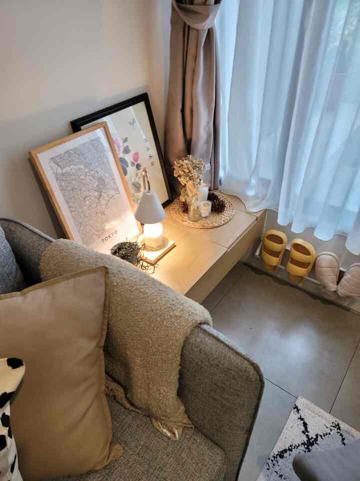 Small corner in the living room~ 

Didedikasikan selain meletakkan lukisan jepang dari seorang kawan lama keluarga, beberapa pajangan aesthetic, juga dimanfaatkan sebagai area penyimpanan mainan anak, sandal rumah, dan sebagainya. 

#ruangtamuaesthetic #ruangtamucantik #makeoverruangtamu #japandi #minimalist #rumahcluster #bsd #rumahmungil
