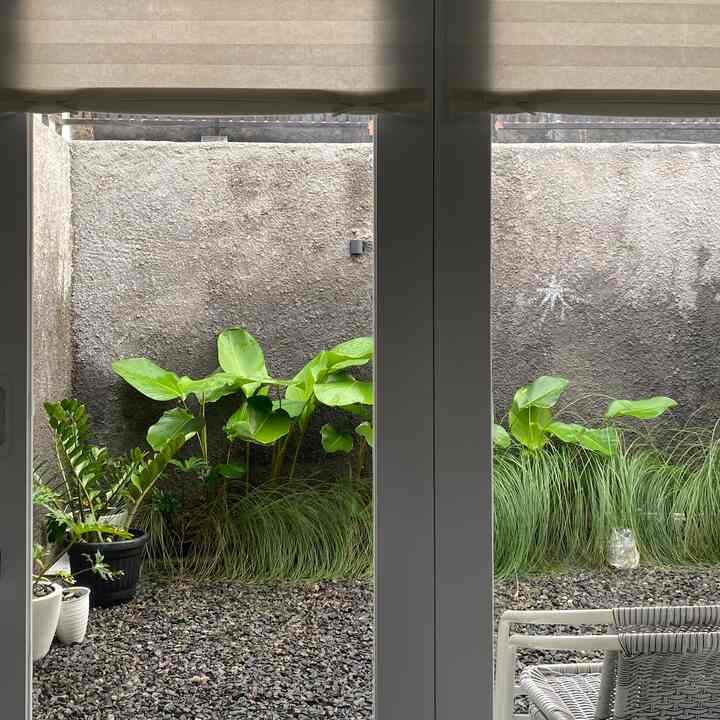 Salah satu bagian rumah yang dari awal pembangunan udah gasabar aku otak atik itu area taman belakang! Aku pingin banget ada halaman belakang ketika punya rumah sendir.
Menurutku taman belakang itu jadi area untuk nongkrong & aktivitas apapun, jadi berasa punya rumah yg besar dilahan 90m2 karena ada halaman belakang😊.


#tamankering #idetaman #inspirasitaman #rumahdeveloper #rumahmungil #petparent #90m2 #50m2 #minimalis #depok 