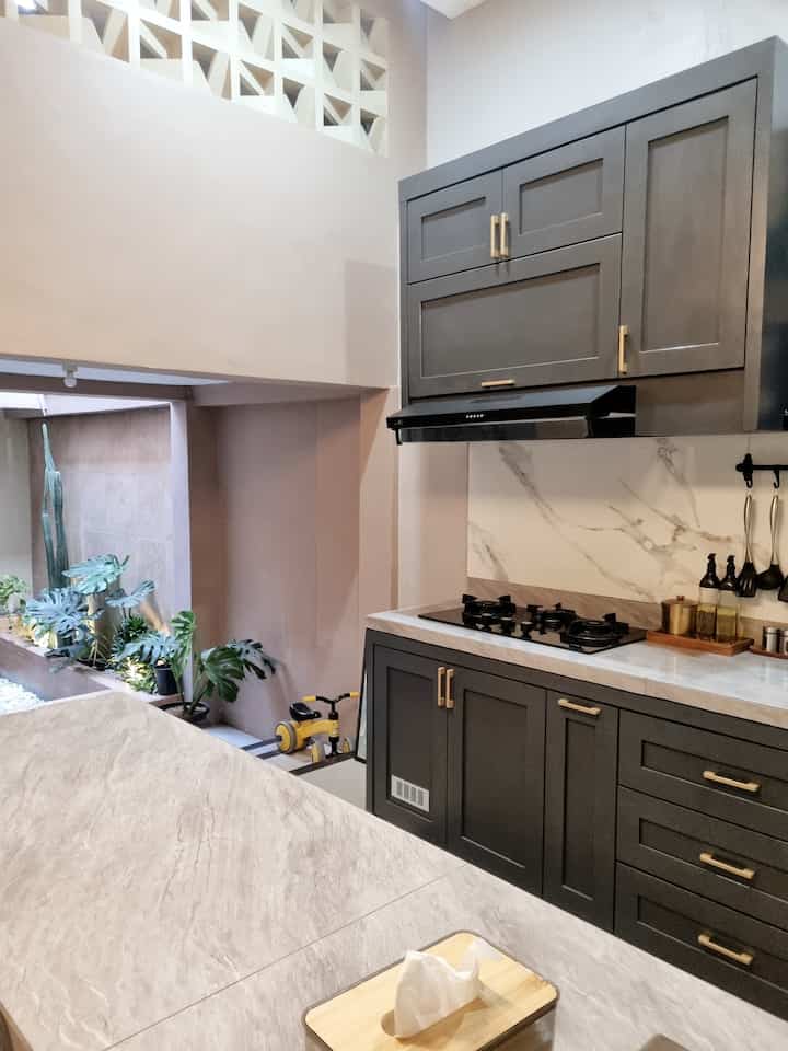 Kitchen yang terhubung langsung dengan inner courtyard. Salah satu sudut yang menjadi icon rumah ini. Menggunakan tema modern classic dg pemilihan warna kabinet dark grey yang dipadukan dengan perintilan berbahan dasar kayu.

#modernclassickitchen #minimalistkitchen #kitcheninspo #simplekitchen #kitchendecoration #modernkitchen #kitchen #greykitchen #homedecor #YYhouse