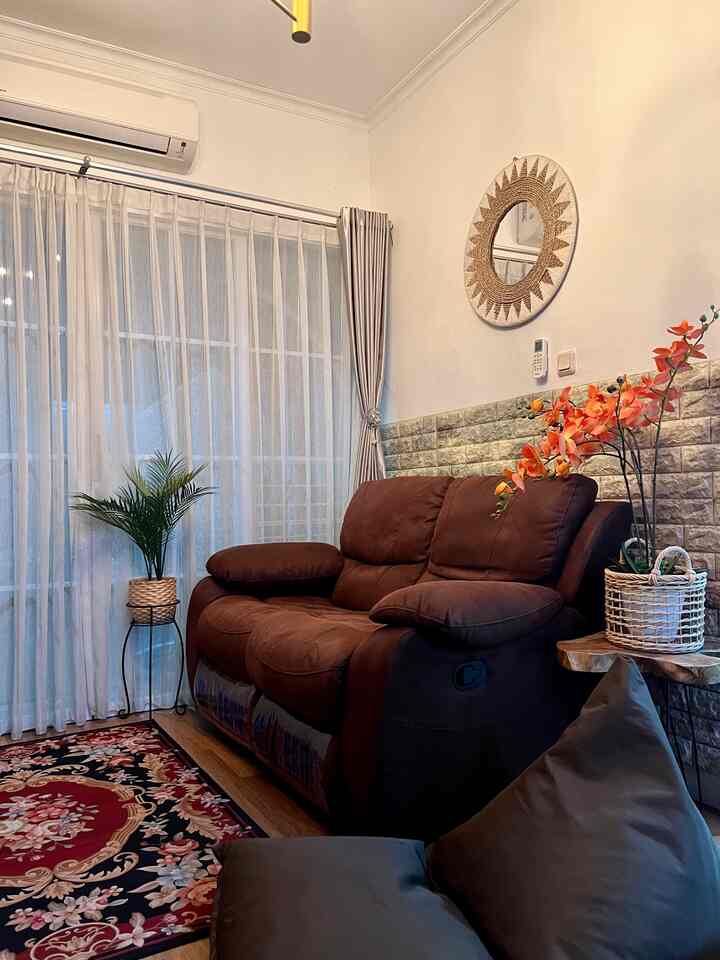 Spot di ruang keluarga, sebuah sofa dan bean bag untuk membuat nyaman saat keluarga berkumpul menobton tv. Simpel tapi nyaman.

#ruangkeluarga #dekorasiruangkeluarga #tempatsantai #perumahanlama #gadingserpong #tangerang