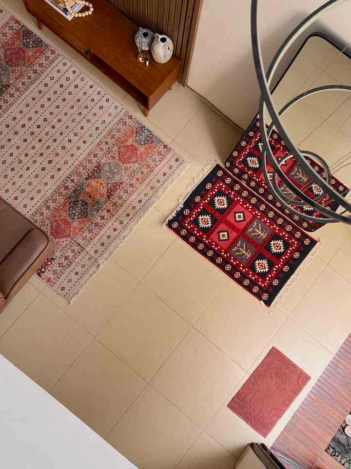 Memanfaatkan ruang dengan maksimal dengan menggunakan konsep open plan, menggabungkan antara 3 ruangan sekaligus menjadi satu : Living, dining dan kitchen, sehingga ruangan terasa lebih luas dan lega. Di ruangan ini kita tidak menggunakan meja makan khusus, melainkan memanfaatkan area island yang sudah kita custom mempunyai ukuran lebih panjang agar dapat digunakan menjadi tempat makan.

Pada bagian living room kita menggunakan sofa bed 3 seater, agar kelak jika ada saudara atau teman yang menginap, sofa ini bisa kita gunakan sebagai kasur tambahan. 

#mydreamhouse #bighouseinspo #rumahbesar #ikea #romangranit #varneesefloor #dulux