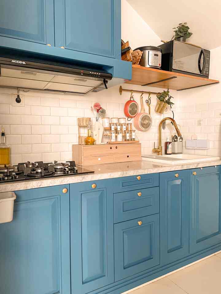 Dapur omah rani muncul lagi nih di ohouse.. setelah sekian lama gak nongol sekarang dapur ini punya beberapa penghuni baru, salah satunya laci tambahan di top table yang berguna sebagai tempat penyimpanan sutil, sendok dll.. ya begitulah dapur kecil ☺️☺️

#BTNOAS5 #dapurkecil #bluekitchen #inspirasidapur #dapureklektik #dapursegaris #dapurminimalis 