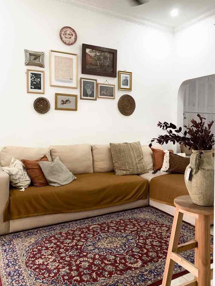 Halo! Aku Dhila dari Bekasi, salam kenal semua! 
-
Ini adalah foto ruang keluargaku. Awalnya tema rumah ini adalah Japandi, tetapi seiring berjalannya waktu aku mulai tertarik dengan barang-barang vintage, tekstur, dan motif.
Jadi sekarang rumah ini sebenarnya tidak memiliki tema khusus. Mungkin bisa dibilang Japandi tetapi ada beberapa unsur vintage.
-
Rumah dengan luas 6x11m ini memiliki 2 kamar tidur, 1 kamar mandi, dapur kecil, dan ruang keluarga yang menyatu dengan ruang makan. 
-
Di akun ini aku akan mencoba untuk share apa saja mengenai rumahku. Semoga akun ini menginspirasi kalian dan memberikan hal positif untuk kita semua. Terimakasih🫶🏻

#japandi #vintage #homedecorinspo #roomdecorinspo #aesthetichomedecor