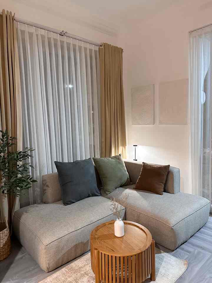 Sudut yang saat ini paling favorite di rumah. Setelah menambahkan lampu disudut, vibes nya jadi lebih warm. Kita jarang sekali menghidupkan lampu di area ini. Akhirnya kita menambahkan cordless lamp disudut, karena tidak ada colokan bawaan dari developer. 
Untuk furniture kami menggunakan sofa yang memberi kesan minimalis tapi nyaman dan meja bundar karena sudut di ruang tamu ini memang kecil 🤣

#aestheticroom
#aesthetichomedecor
#homestyling
#semarang
#rumahdeveloper