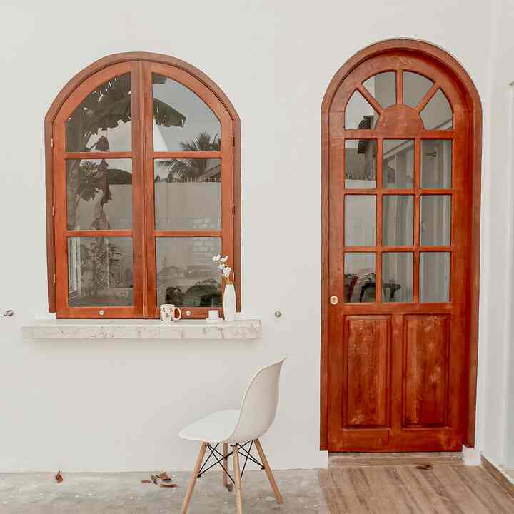 klasik arch 🤎


ini adalah tampilan depan dapur kita setelah 2 tahun bertahan konsep open kitchen, dan sekarang kita renov sedikit dengan konsep minimalis klasik, pintu dan jendela arch diberi mini bar ala “home cafe” 🤎

#minimalis #klasikmodern #homecafe #barrumah #sudutfavorit #homedecorinspo #aesthetichomedecor