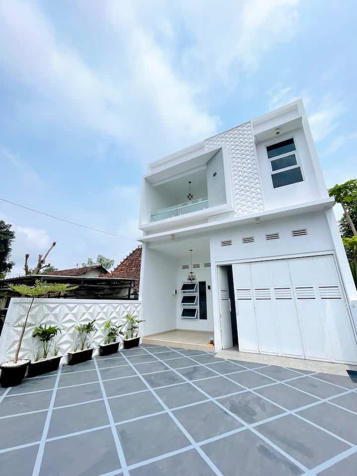 Fasad eksterior dan teras rumah. Area ini adalah wajah rumah kami, walaupun belum 100% selesai tapi semoga memberi inspirasi ya!

#fasad #fasadrumah #eksterior #terasrumah #eksteriorrumah #rumahminimalis #rumahmnt 