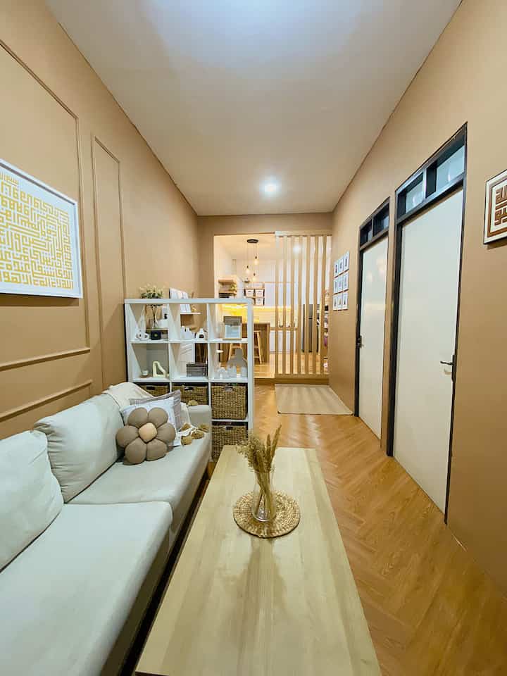 @thelakibini.house itu luasanya 75m2
Dengan lebar 5mtr dan panjang 15mtr
Punya 2 kamar tidur 
1 ruang tamu
1 ruang Tv
1 Dapur
1 Laundry room disamping dapur
1 Kamar mandi disamping dapur
1 Garasi dan halaman depan
Karna lebarnya yang hanya 5mtr sehingga agak minim space untuk didekor 
Apalagi kalau sekar dapur ditembok makanya agak terlihat luas aku beri partisi saja di sisi kanan
Kemudian diruang tamu aku beri partisi rak pajangan yang kapanpun aku bisa geser geser kalau bosan
Disamping ruang tamu adalah ruang tv 
Begitulah kira kira ukuran rumah @thelakibini.house 
Sengaja aku pilih warna senada untuk semua barang interior dan furniture agar terkesan lebih rapih meskipun aktualnya masih belum tertata dengan sempurna semoga menginspirasi
#rumahmungil
#tinyhouse
#nevertoosmall
#rumahminimalis
#thelakibinihouse
#japandistyle