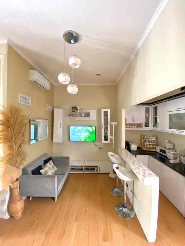 Kalau ditanya ruangan mana yang menginterpresentasikan "soul" dirumah aku, aku bisa bilang bahwa ruangan ini lah "soul" nya 🥰
Ciri khas ruangan dari rumah mungil @viranoviaa yaitu ruang keluarga yang menyatu dengan dapur dan dibatasi dengan area mini bar yang super mini. Saat renovasi kenapa memilih konsep semi open space seperti ini, karena ingin menyiasati ruangan yang kecil agar terlihat lebih lapang dan tidak pengap. Mini bar yang digunakan sebagai pembatas ruangan pun dapat berfungsi sebagai tempat makan maupun duduk santai. And i really love the result 🥰

#myhomejourney, #ceritarumahku, #myfavoriteroom, #rumahmungil #openspace #rumahmungilestetik 