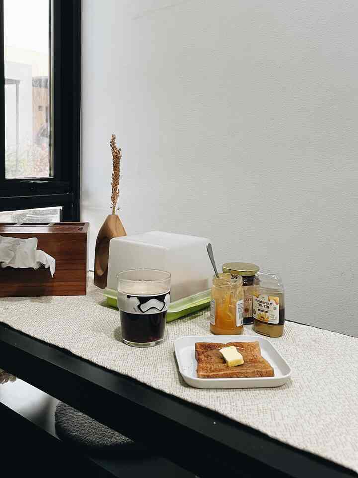 Utilize the small space in the corner of the kitchen as a place to eat. With a custom long table that is deliberately designed so that the legs can fit under the bench, so that when it is not in use it doesn't take up space in the kitchen and dining area.
#diningarea #customfurniture #kitchendesign #diningdesign #decor #decorationinspo #decorinspo #dininginspo #dininginspiration