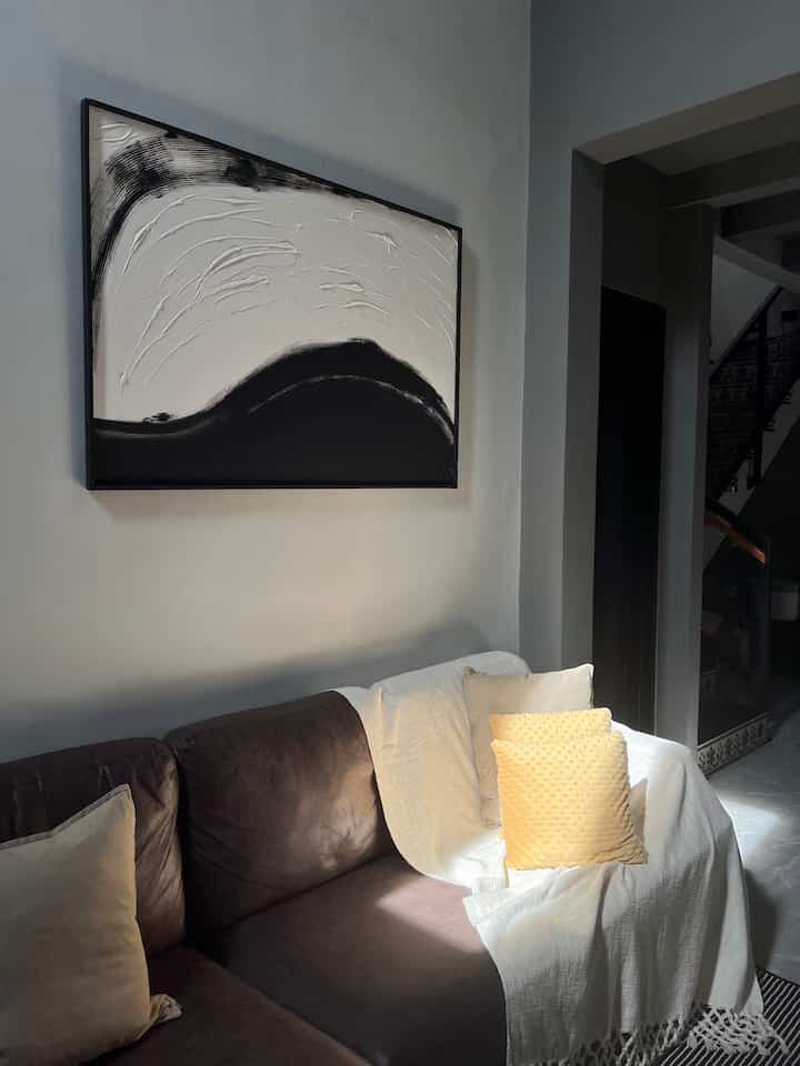 Weekend Vibes 🌞
It's really nice to change the atmosphere in the house on the weekend, you can relax while relaxing with your family. Even though it's just moving things around, trying it out is fun 🫶🏻

#industrial home
#kaihouz
#monochromehome
#weekendvibes
#japandiindustrial
#livingroom
