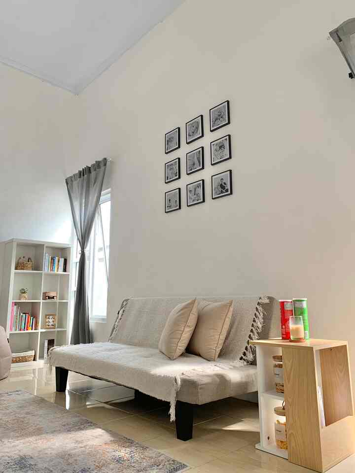 Selamat sore dari rumah segaris dan ruang tamu minimalis 🛋️

Rumah sederhana ini semua isinya dibeli satu-persatu, bisa dibilang hampir tidak ada barang custom made. Jadi dalam pemilihan barang kami pakai acuan palet warna supaya mood dan suasana rumah bisa selaras. Memilih warna white dan warm tone bisa menjadi ide untuk menjadikan ruangan nyaman dan bisa aman untuk dipadu padankan. Untuk tata letak furnitur kami pakai acuan gambar dari desain interior yang saat itu kami pakai untuk merenovasi rumah. Tujuannya agar saat memilih barang kita bisa tau ukuran yang sesuai dengan ukuran ruangan

Jangan takut untuk pakai produk dengan harga terjangkau dan on budget untuk styling ruangan, karena sekarang sudah banyak bertebaran aksesoris untuk menunjang dekorasi di berbagai platform ataupun e-commerce. Contohnya beberapa item dekorasi seperti nampan rotan, vas, reed diffuser, throw blanket aku beli di e-commerce via online. Side table pun aku beli online via aplikasi salah satu brand dengan harga promo dan bonus free ongkir ke kota kami tinggal 😊 

Tap tap fotonya untuk inspirasi dan info link produk ya!
Semoga menginspirasi..

#livingroomstyling
#livingroomdecor
#livingroommakeover
#minimalis
#minilivingroom
#decorlowbudget

