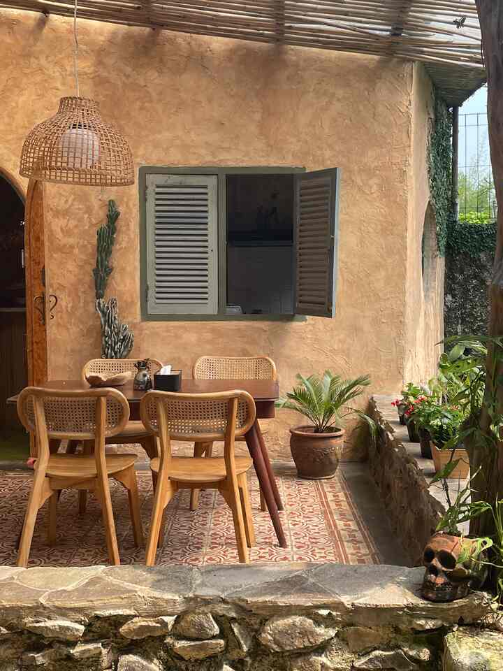 Alasan aku pindah dari hingar bingar kota ke daerah ujung kota bertempat di komplek lama ini adalah untuk mencoba sedikit slow living. Karena itu jg aku merombak rumah model lama menjadi rumah maroko impianku. Menurut aku tempat tinggal yg ideal adalah rumah yg bs mengekspresikan karakter dan ke autentikan penghuninya. 

#myhomestory
#myhomejourney
#homesweethome
#rumahwowi
#rustichome
