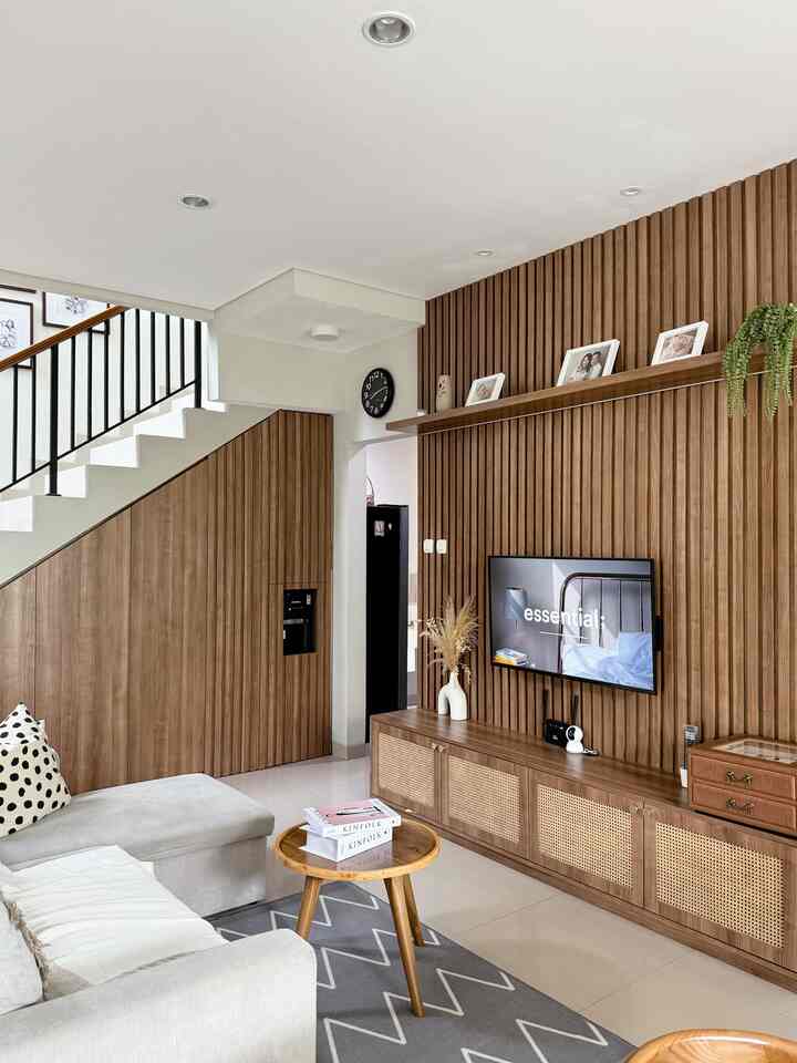 Bisa teman-teman lihat sendiri color palette di rumah 43 ini ngga jauh-jauh dari warna kayu dan abu-abu. Dari awal aku udah pgn bgt interior rumahku ini dibawa dengan warna2 tsb karna bagiku warna neutrals itu sangatlah timeless..✨

Nah aku punya tips dalam memilih Color Palette utk ruangan nih:
- Tentukan suasana yang ingin kita hadirkan di ruangan. Misalnya ingin suasana yang rileks, cozy, atau yang membuat kita lebih semangat. Setelah itu baru tentukan nuansa warnanya.
- Aplikasikan Rule of 60-30-10, yaitu 60% warna dominan (dinding), 30% warna tambahan (furnitur, karpet, gorden), dan 10% warna aksen (aksesoris, seperti sarung bantal, vas, atau peralatan dapur).
- Banyak cari inspirasi agar kita lebih yakin dengan pilihan kita.
- Buat yg punya budget lebih bisa juga konsultasi ke designer interior supaya lebih punya gambaran

Semoga tips nya membantu yah🤎🤎🤎

#BringColorsToMyHome 
#HomeColorPalette 
#HomeColorDesign 
