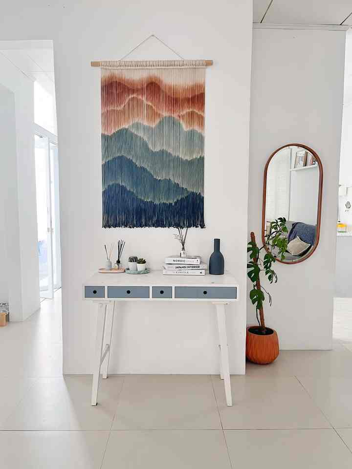 Dinding pembatas.
Tadinya kita g pengen ada dinding ini. Pengennya dihancurin. Tapi karena ini kuda” jadi ga bisa dibobok. Akhirnya kita tambahkan beberapa dekorasi di area dinding ini. Cantik ga?

#homestagram #homedecor #dekorasiruangtamu #dekorasi #inspirasirumah #dekorkamar #dekorruangan #bumiphilar #aesthetic