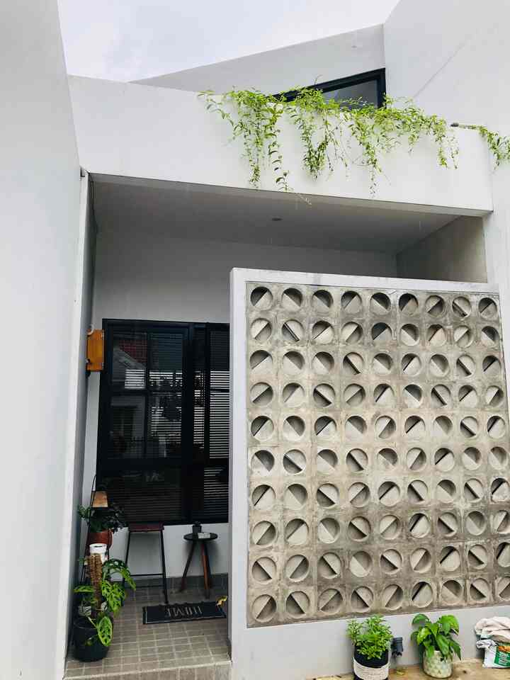 Soul or Identitas dari Sal.Ind.Growhouse adalah dari tampak Facade dengan atap miring dengan tampilan kaca mati segitiga, aksen Roster bulat sebagai pembatas taman dan teras.  Selain itu dining room dengan atap clear ditambah dengan adanya inner court dengan pohon tabebuya menjadikan dining room di Sal.Ind.GrowHouse mempunyai cirinya sendiri.

#myhomejourney #ceritarumahku #myfavoriteroom #homedesign #rumahindrustrialtropical #facade