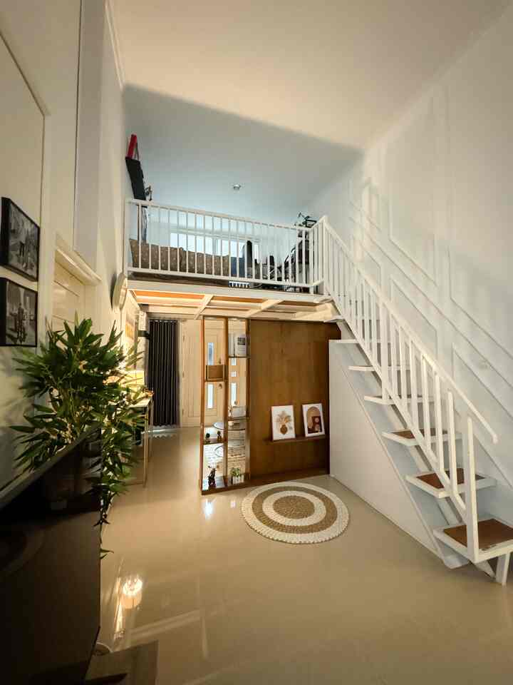 •Night Vibe•
Hai selamat malam, di living room ini aku pakai pencahayaan dengan lampu meja berwarna putih tulang variasi bahan wood dan dengan bohlam berwarna kuning (warm),
Karena saya ingin mendapatkan ambience yang warm 🤗

Tips pencahayaan di living room supaya mendapatkan ambience yang warm yaitu gunakan bohlam berwarna kuning (warm), letakan di atas meja yang di atasnya terdapat beberapa dekorasi hiasan, supaya menghasilkan bayangan yang aesthetic dari pantulan dekorasi hiasan dengan kombinasi cahaya yang ada di sampingnyaa ✨

 #NightVibe #LightingIdeas #LightingInspiration #livingroom #tanggamezzanine #rumahmezzanine