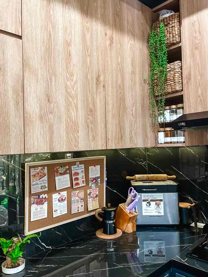 Di dapur yang warnanya maskulin ini, ternyata aku selain butuh printilan-printilan penunjang aktifitas masak, aku juga butuh dekorasi pemanis biar dapur makin cantiiikk eh ganteng deh🤣 dekorasi maupun printilan pendukung ini aku beli dengan hrga low budget. 

Yang pertama, ada cork board. Karena di blacksplash sepi banget jadi aku sengaja beli cork board ini. Disini aku tempel pake paku double tip jadi boardnya bisa di lepas pasang dan blacksplashpun tetep bisa dibersihin secara keseluruhan.

Yang kedua,  si penunjang masak yaitu tempat bumbu. Selain estetik, aku pake tempat bumbu yang oke secara fungsi. Tutupnyapun kuat dan rapet biar bumbu awet dan ga kena angin. Harganya juga murah lohh (free stiker juga sesuai nama bumbu yg km mau)

Yang ketiga, keranjang rottan. Karena emang model kitchen set nya ada rak-rak jadi aku pake keranjang rottan biar rapih♥️

Yang terakhir, tentunya taneman artificial yang menjuntai-juntai. Yaaa krn rumah kami banyak taneman…maulah di dapur juga adaa tapi yg artificial aja soalnya biar ga usah nyiram. Xixixixixi

#lowbudgetkitchen #lowbudgetkitchenmakeover #lowbudgetkitcheninspiration #blackkitchen #inspirasidapur #dapurmodern 