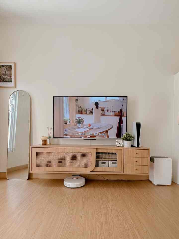 Beginilah open space concept yang kamu miliki di rumah. Antara living room dan dining & kitchen menyatu tanpa sekat. Kelebihannya; ruangan terkesan luas. Kekurangannya; harus selalu rapi supaya segar di mata 😂👌🏻✨

Happy weekend 🤎

#livingroom #diningandkitchen #homedecoration #homedecor #korean #japandi #rumahdeveloper #bandung #rumahmungil 