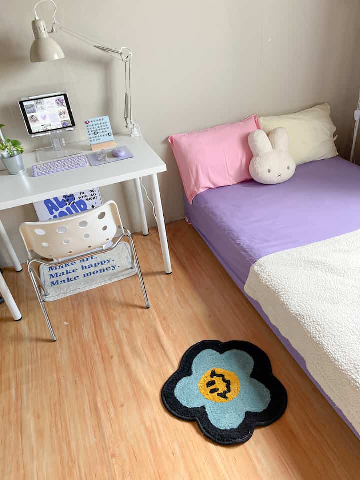 Kamar ini berukuran 4 x 3,5 meter terpotong kamar mandi berukuran 1 x 1 meter. Dan ini tips agar kamar mungil terlihat lebih luas. 
• Karna masih single, aku menggunakan kasur lesehan berukuran 120 x 200 cm agar tidak terlalu memakan ruang. 
• Dulu meja belajarku sangat besar dan berat dan akhirnya aku mengganti dengan meja yang lebih minimalis berukuran 100 x 60. 
• Agar barang-barangku tersusun rapi, aku suka menggunakan rak troli yang estetik dan multifungsi. Seperti 2 rak yang aku gunakan ini, ada rak kaca untuk menyimpan buku atau kadang ku jadikan sebagai nakas dan ada rak gantungan baju untuk menaruh baju yang sering aku gunakan dengan 2 storage tempat biasanya aku menaruh tas dan beberapa skincare. 
• Btw, kamar ini masih memiliki sisi tempat penyimpanan pakaian, tapi masih dalam tahap make over. Semoga bisa segera selesai dan bisa tunjukin caraku menata lemari di kamar yang tidak begitu luas ini ya ^_^ 

#roomdecor #makeoverlowbudget #dekorasowbudget #dekorasikamar #kamarmungil #tinyspace #nevertoosmall