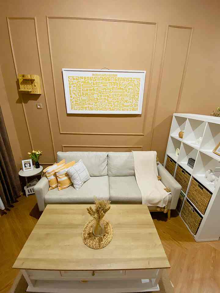 Ruang tamu aku ukuran 2,5 x 2,5 cm , untuk lantainya aku pakai vinyl dari taco kodenya (parma oak) 
Untuk cat tembok aku pakai jotun majestyc true beauty kodenya (embrace) ini supaya ruang tamu aku yang mungil kesannya lebih warm. Terus aku tambahin wallmoulding dari nisrinadecor biar terkesan lebih tegas dan cantik ruang tamunya dan hampir rata rata barang barang furniture aku itu pakai produk dari Dekoruma (meja ruang tamu , sofa dan lemari sepatu)
Semoga menginspirasi ya
#RuangTamuAesthetic
#RuangTamuCantik
#MakeOverRuangTamu
#Japandistyle
#Livingroom
#Bekasi
#Dekoruma
#ruangtamuminimalis 