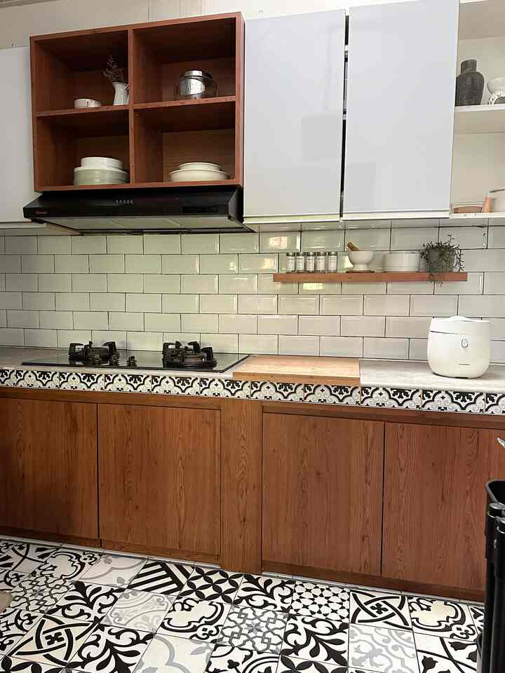 KITCHEN LOW BUDGET MAKEOVER INSPO

Ukuran dapur disini cukup luas,tp gelap awalnya musti nyala lampu 24jam. Lalu separuh atapnya kami ubah pake atap transparan fiberglass (kdpnnya pengen ganti pake tempered glass/sejenisnya yg lebih kuat). 

Untuk keramik top table yg sudah menguning dilapis dg kertasive motif concrete light grey yg hrgnya hny 60rb an per rol (skitar 60x200) spy tampilannya minimalis mengimbangi lantai dapur yg ramai motif.

Lis meja dapur juga adlh stiker yg dicustom unt menutup motif lis meja dapur sblmnya. Surprisingly stiker ini adlh makeover pertama yg kami lakukan dan awet bgt blm pernah ganti sejak 10th lebih 😅

Trakhir keramik lantai dapur sbelumnya berwarna kekuningan ditimpa lgs dg tegel motif krn ada promo 1/2harga saat itu 10rb-an/pcs 🤭

Total budget yg dikeluarkan unt makeover spt ini hanya skitar 7jt-an (th 2021)
Kitchen set pun hny pesan tutupnya saja (tanpa rak2 dalam) unt bagian bawah demi menghemat budget.
Jangan khawatir unt makeover dg low budget tidak apa-apa yg penting dapur dpt berfungsi maksimal dan lancar unt aktifitas memasak 🤗

Smoga makeover low budget ini menginspirasi ya 🤗
.
.
#lowbudgetkitchen
#lowbudgetkitchenmakeover
#lowbudgetkitcheninspiration
#makeoverdapur
#makeoverdapurlowbudget
