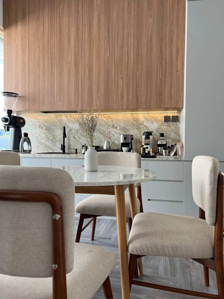 Ini adalah dining area sekaligus dapur bersih di rumah kami. Kami memilih tema modern minimalist. Material penunjang untuk menambah kesan modern adalah lighting, meja marble dan top table nuansa marble. 
#modernminimalist #rumahdeveloper #kitchen #semarang #diningroom
