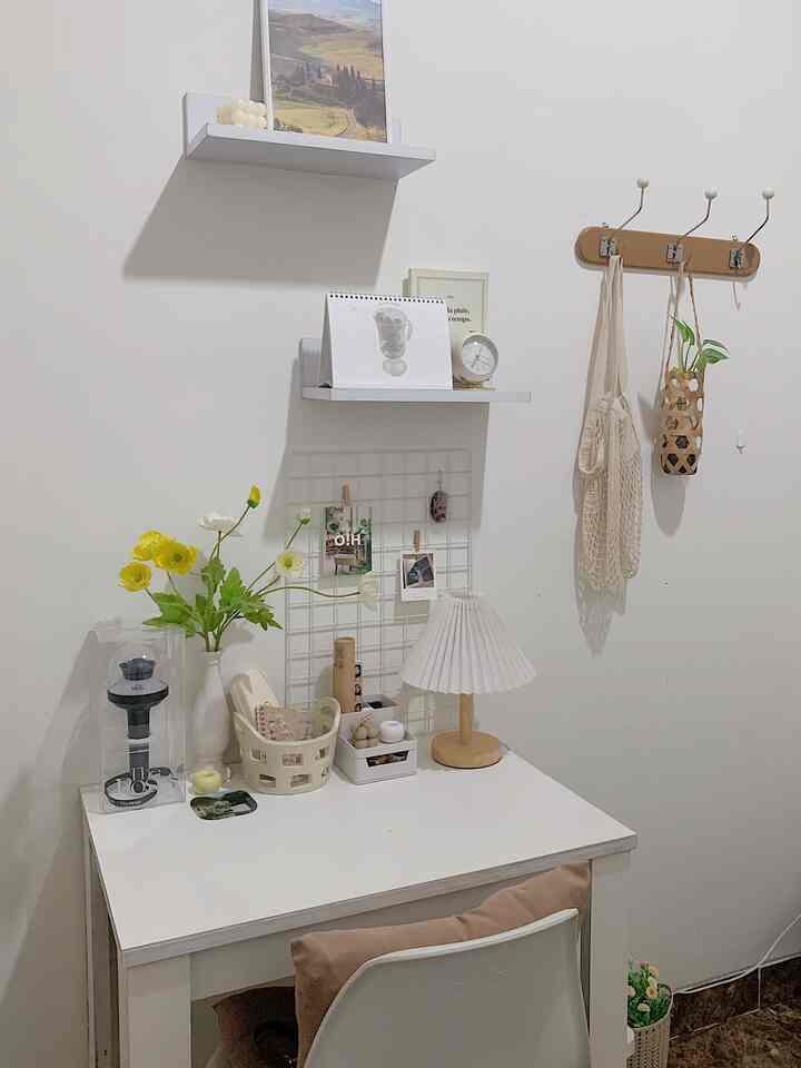 Bring Colors to Your Space!
Color palette yang aku gunakan pada kamarku ini yaitu palet warna putih, krem, dan coklat. Alasan memilih palet warna ini karena aku suka warna-warna netral yang memiliki kesan warm, selain itu menurutku sebuah kamar juga perlu memiliki palet warna yang bisa memberikan kesan tenang saat berada di dalamnya. 

Caraku memadukan warna di ruangan ini yaitu memilih warna dasar yaitu putih dan untuk perbotnya perpaduan dari warna putih dan coklat. Lalu, agar warna ruangan tidak terlihat mati dan terkesan hidup, aku memberikan sedikit warna terang yaitu kuning dan hijau dari artificial flower serta memberikan lukisan pemandangan pada rak ambalan.

#BringColorsToMyHome #HomeColorPalette #HomeColorDesign #kamartidur #bedroom #desksetup #deskdecoration