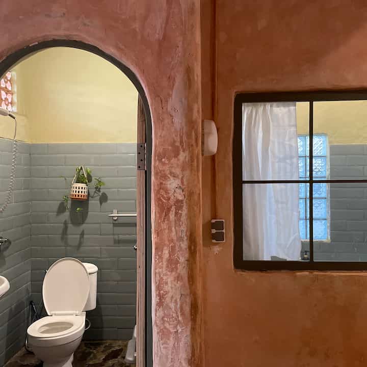 Akhirnya aku expose kamar mandi! Hehehe berikut sedikit akal2an supaya muat bathtub di kamar mandi kecil ini

#bathroom #smallbathroom #smallbathtub #rusticbathroom #bathroomglass #rumahwowi #tinyspace #aestheticbathroom