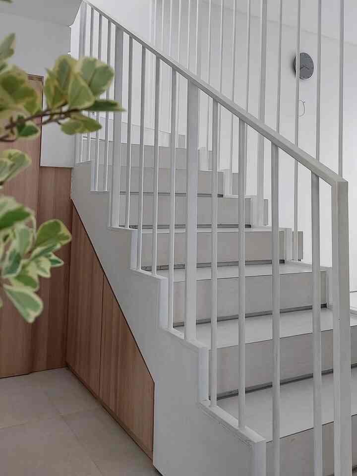 Begitu sudah manteb dengan konsep Scandinavian, kami berusaha konsisten dalam mendekor. Karena ciri utama Style Scandinavian ini adalah simple, menggunakan warna netral dan fungsional.

Seperti railing tangga dan partisi TV ini. Design nya dibuat mirip supaya serasi. Selain fungsional, railing tangga dan partisi ini memiliki desain yang unik dan dekoratif. Hal ini membuat kami tidak perlu banyak menambah barang2 dekoratif lainnya.

#decorativeitems
#homestyling #roomstyling
#homedecor #simplestyling #minimalisstyle