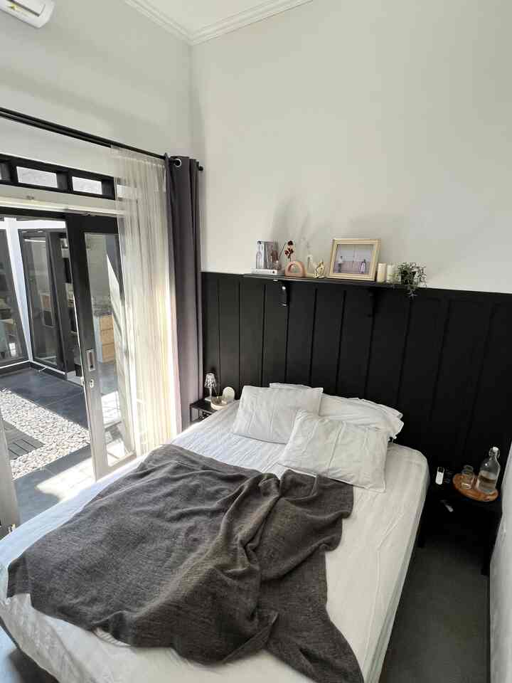 Salah tempat untuk menghabiskan waktu dirumah adalah tempat tidur. Tata letak tempat tidur yang sangat nyaman adalah salah satu pendukung mengapa ruangan ini menjadi favorite. Disiang maupun malam hari kami medapatkan sirkulasi udara yang baik, karena letak kamar tidur berdampingan dengan taman terbuka. Meskipun barang-barang pada kamar tidur tidak terlalu banyak namun ada 3 item dekoratif yang menjadikan betah berlama-lama diruangan ini, yakni terdapat AC sebagai penyejuk, meja samping tempat dan pemilihan sprei yang membuat nyaman saat berbaring. Karena kenyamanan itulah yang membuat kami mendekorasi kamar tidur seperlunya saja dan memilih warna senada antara satu dan yang lainnya.

#MyFavoriteRoom #MyHouseStory #MyFavoriteItems #minimalis #rumahmungil #americanstyles #rumahgayaamerica #ruangtamu #livingroom #rumahindustrial #homedecorinspo #roomdecorinspo #aesthetichomedecor #bandung  #monochromehome #monochrome #45m2 #desaininteriorrumah #desaininterior #interiorrumah #interiormodern #homedecor #homedecorenthusiast #aesthetic #aesthetichomedecor #dekorasirumah