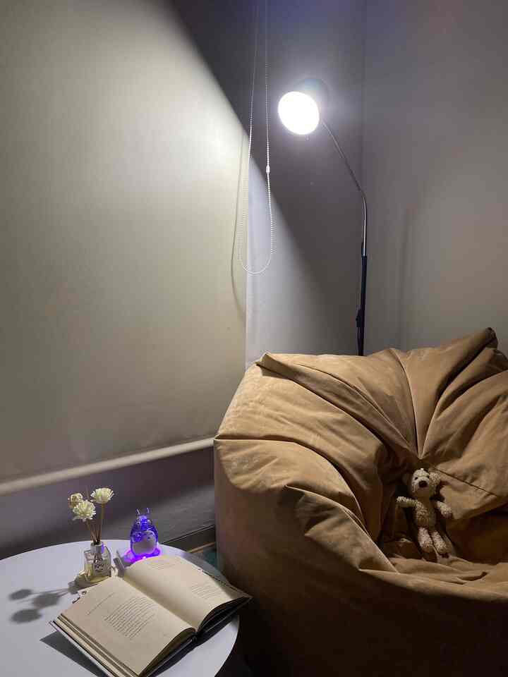 Malam yang tenang dan suasana dingin ✨

#nightvibes #bedroom #ace #tilahamo #aestheticroom #ace #casha #standinglamp #rollerblind #sharppoint #idekamartidur