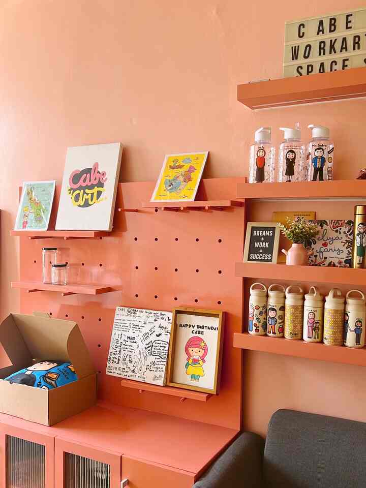 Pinky pinkyy di workspace~ lemari display produk + dinding sengaja di cat pink coral yang senada supaya terlihat kontras dengan lemari kuning didepannya💝

#homeoffice #midcenturymodernhome #90sqm #jotun #ikea #spcmarvel #ruangkerja 