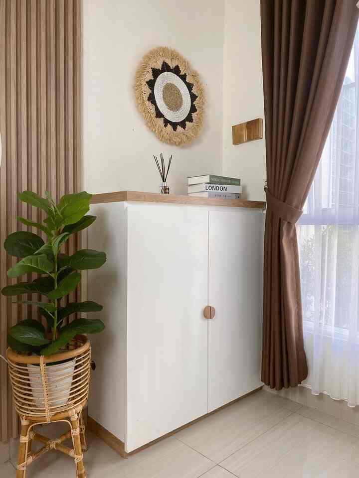 Mini Foyer 🤎

Di belakang pintu masuk rumahku ada area kecil yang aku sebut mini foyer, area kecil ini peralihan dari pintu masuk ke area tengah rumah. 
Tidak banyak elemen di area ini, hanya ada kabinet sebagai elemen utama, dan beberapa hiasan pendukung.  

Kabinet ini berfungsi sebagai tempat sepatu sekaligus tempat untuk menyimpan jaket, selain untuk penyimpanan, kabinet ini juga berfungsi sebagai dekorasi ruangan, disamping kabinet aku pasang wall panel yang fungsinya untuk memberikan ilusi pemisah ruangan antara mini foyer dengan area tengah rumah, sehingga walaupun areanya terbatas tapi pemisah antar ruangan masih terlihat dengan tegas. 

#BTNOAS5

#foyer #minifoyer #rumahminimalis #rumahmungil 