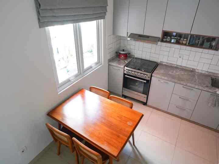 Ruang makan dan dapurku luasnya 3.5 x 2.8 m. Walaupun kecil tapi muat menampung sampai 5 orang. Dan bisa memenuhi kebutuhan memasakku di rumah. 

#igsa.home #rumahkecil #dapurkecil #84m2 #temukangen #pemanfaatanruang #igsahome 