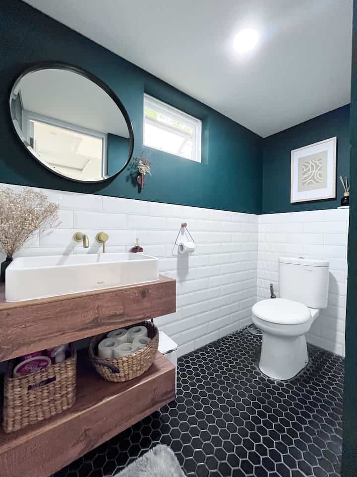 Powder Room a.k.a toilet tamu.

Powder room ini memaksimalkan ruang di bawah tangga rumah kita yg size nya hanya
105×220 cm. Dengan ukuran tersebut, ruangan ini dapat digunakan sebagai toilet, tempat cuci tangan, dan tempat wudhu.

#smalldecorations #decorationsinspo #hiasanrumah #pernakpernikrumah #pernakpernikruangan #bathroom #powderroom #blackfloor