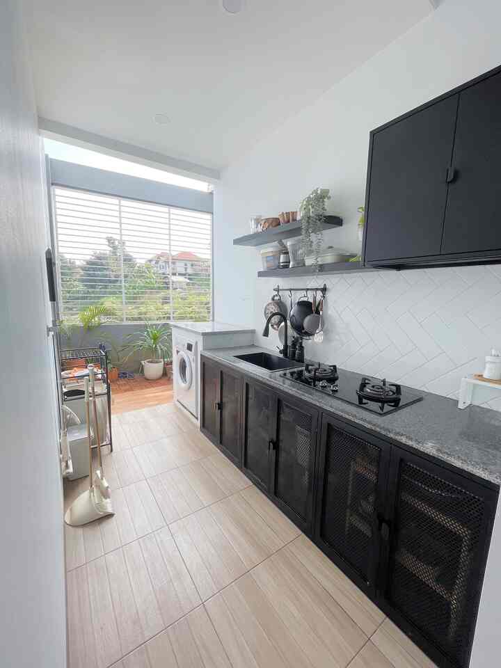 Dapur basah dengan styling lowbudget
Yah, krn item dekorasinya tidak terlalu banyak, lebih ke fungsinya
Menggunakan ambalan siap pakai dari ikea dengan harga 279k kemudian menggunakan tanaman rambat artificial dari ikea 99rb
Selain itu utk kabinetnya menggunakan lemari baja galvanis seharga 1,9jt 

#lowbudgetkitchen #lowbudgetkitchenmakeover #lowbudgetkitcheninspiration #wetkitchen #industrialkitchen #dapurminimalis 