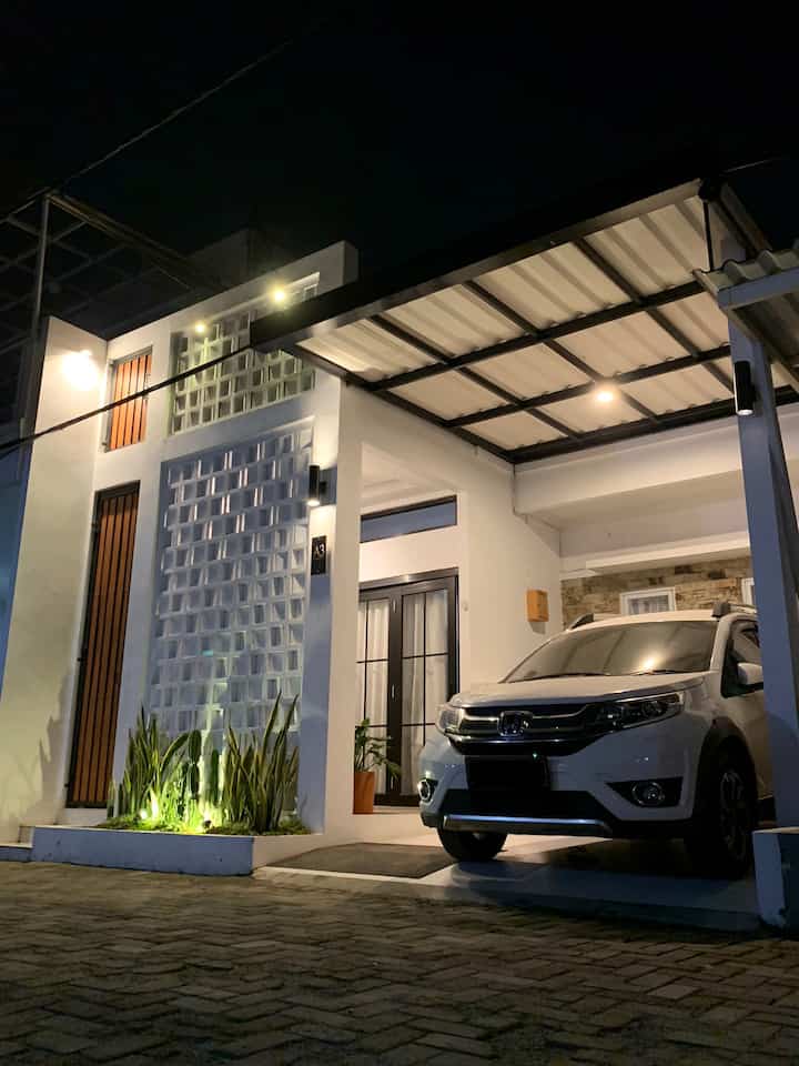 Night vibe fasad rumah ✨

Fasad rumah minimalis dengan ambience warm tapi tetap cukup terang. Kami menggunakan general lighting pada area carport dan foyer, task lighting pada pilar fasad untuk menyinari nomor rumah dan lampu spotlight untuk menerangi taman, accent lighting berupa lampu spotlight ada pada bagian atas roster untuk menyorot bagian roster. Warna warm white yang kami gunakan memberikan kesan mewah dan elegan.

#NightVibe #LightingIdeas #LightInspiration 