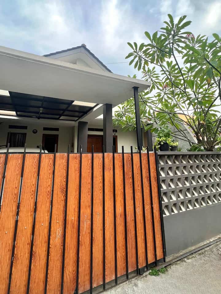 Fasad rumah scandinavian satu lantai yang identik dengan atap rumah runcing ini kami kombinasikan dengan warna abu dan coklat menjadikan rumah kami lebih classic tetapi tetap modern. Kami memilih scandinavian krn dari awal kami ingin memiliki rumah yang sederhana layaknya rumah di jaman dahulu. Atap rumah yang runcing kami bagi menjadi dua sisi, satu sisi kami gunakan motif tali air dan sisi satunya kami gunakan keramik motif bata.
Tips dari kami agar model rumah scandinavian ini lebih terlihat modern, bisa dikombinasikan dengan pagar roaster dan kayu.
#DesignFasad #IdeFasad #InspirasiFasad #fasadrumah #scandinavian #fasadscandinavian #rumahsederhana #rumahmodern #fasadmodern