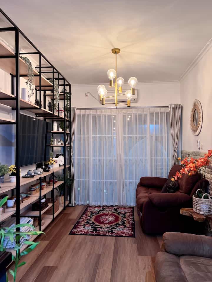 Ruangan ini menurut aku adalah soul dari rumahku saat ini. Menurut aku rak custom dengan bahan besi hollow dan papan ini, berbeda dari rumah rumah lain. Enggak mewah, bahkan cenderung simpel banget, tapi menjadi favorit seisi rumah yg tinggal di sini, rak ini memberikan nuansa baru di ruang tv keluarga kami. Yang awalnya hanya tembok kosong dan hanya ada beberapa dekorasi di sana sehingga terkesan membosankan, berubah menjadi lebih berwarna, walaupun tetep warna yg kami pake kombinasi hitam dan coklat. Awal pembuatan rak dinding yg langsung menempel di tembok ini sebenernya adalah usaha kami menutup aib tembok sepanjang dinding tempat menempel TV. Terlihat kasat mata, dinding tidak lurus dan terdapat beberapa titik pertemuan antara dinding bangunan lama dan bangunan baru yg tidak sejajar yg terkesan patah. Dengan adanya rak ini, segala aib dinding bisa tertutup, dan nilai tambahan nya, menambah nilai estetik di ruangan ini.

#myhomejourney #ceritarumahku #myfavoriteroom #industrial #perumahanlama #tangerang #rakdinding 