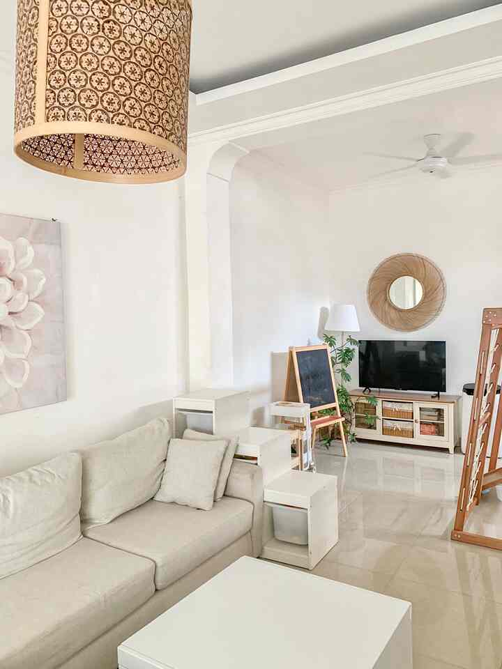 Open-concept living and dining room

Ruang tamu saya memiliki lebar 3 meter saja, sempit dan memanjang. Saya memilih design open-concept dengan ruang tamu, area dapur dan dining room menjadi satu agar terkesan tidak terlalu sempit dan tertutup. Keunggulan lainnya saya bisa memasak sambil melihat anak-anak bermain di sudut ruang tamu yang sudah saya design minimalis menggunakan rak penyimpanan sekaligus sebagai partisi living room.

Warna yang saya pilih adalah dominan warna netral seperti putih, cream dan beige dengan perpaduan nuansa wood agar dapet look natural.

#rumahmungil #tinyhouse #nevertoosmall #minimalist #tropical #minimalistlivingroom #tropicalminimalislivingroom #rumahcluster #decorlowbudget #livewithkids