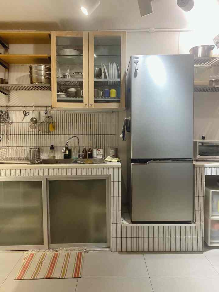 Ketika konsultasi dengan Marka Studio, interior designer kami, area pertama yang kami highlight adalah area dapur. Tim designer buatkan flow yang lebih mudah dan bagian kulkas ditinggikan agar sesuai dengan konsep dapur siaga banjir kami. 

Untuk kabinet atas belinya di IKEA aja, untuk pintu aluminium kaca pasang sendiri satu bulan setelah renovasi selesai. Ga harus langsung beres semua daam waktu bersamaan kok, bisa disesuaikan dengan pace dan budget masing-masing hehe.

#bangunrumah #renovasirumah #renovasidapur #interiordesigner #minimalist #dapursiagabanjir #dapurbanjirfriendly 