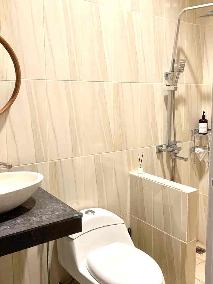 Aloo Tetangga Online ..
Nuansa warna-warna warm seperti cream, gold, atau coklat muda kerkadang dpt menjadikan tips untuk mendapatkan kesan mewah. Kami memilih menambahkan material MARMER nuntuk kamar mandi kami agar lebih terlihat mewah tetapi tetap low budget. Untuk mendapatkan marmer yang berkualitas dan harga terjangkau, kami mesan langsung dari daerah Tulungagung yang sudah terkenal banyak hasil batu alam yang bagus dari sana. Saat kami hunting di jakarta, kami mendapatkan harga penawaran wastafel marmer dengan harga 900rb, tetapi saat kami lihat harga di Tulingagung tidak sampai 500rb, kami pun memilih untuk pesan darisana 😄. 
#FancyBudgetMinim #LowEffortFancy #SpillDecorLowBudget #kamarmandi #bathroom #rumahjakarta #inspirasikamarmandi