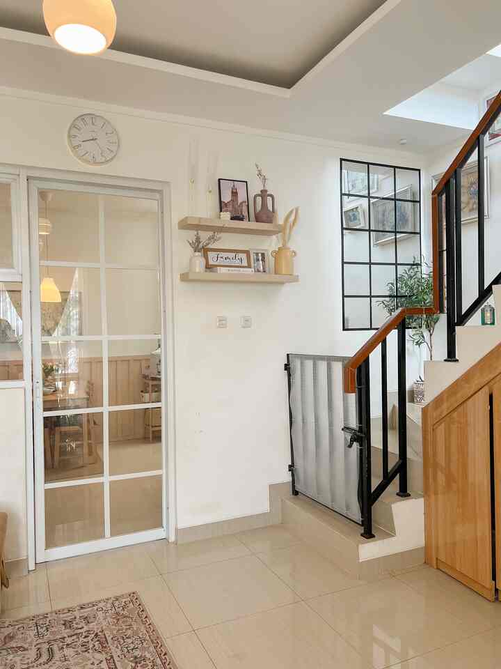 Inilah area koridor tangga di rumah kami !
Bawaan dari developer dengan ukuran dan warna yang belum kami ubah. Kami hanya menambahkan pintu yang bisa di kunci ketika anak kami baru bisa berjalan, agar lebih aman.

Di area masuk tangga ini aku memberikan dekorasi menggunakan 2 floating shelf dengan ukuran yang berbeda. 
Dan mengisinya dengan pajangan vas aesthetic, foto frame, candle holder, dummy book dan lain-lain.
Di sepanjang area tangga juga kami isi dindingnya menggunakan foto- foto momen bahagia kami.

Agar terkesan luas, aku membuat 'industrial mirror' di area itu.

#inspirasitangga #koridortangga #tangga #tanggaminimalist #japandi #cluster #rumahdeveloper #mininalismodern #rumahkusurgaku 