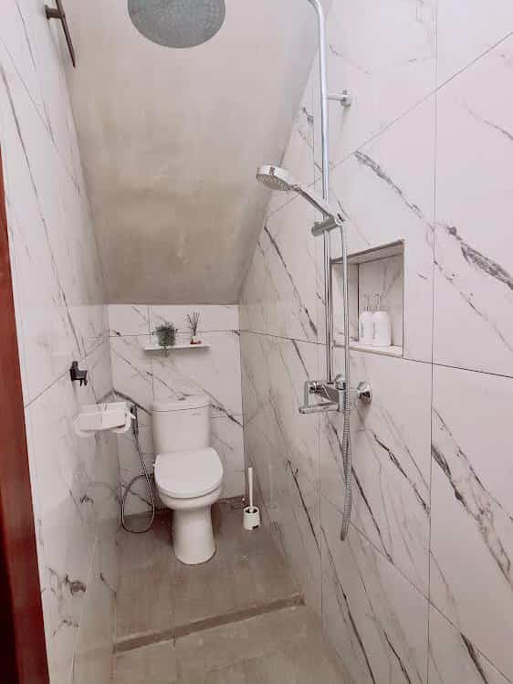 Memanfaatkan area bawah tangga dgn luas 1x3 m2 yg cukup digunakan utk kamar mandi 

#bathroom #kamarmandi #industrial #whitebathroom #toilet